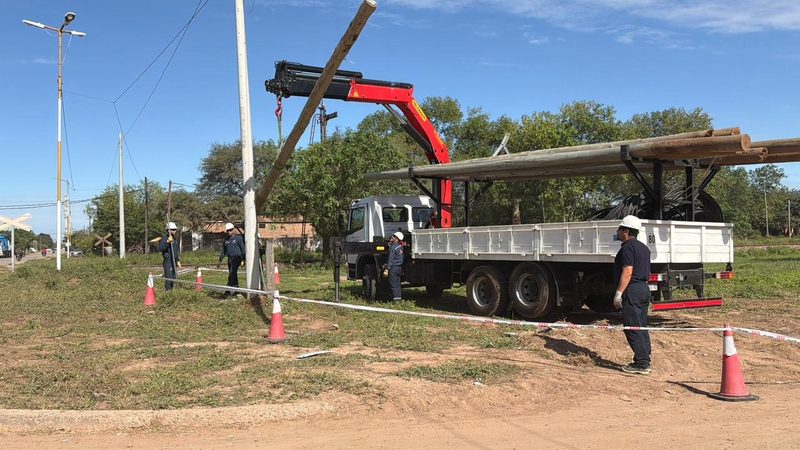 Carga de postes y fibra óptica
