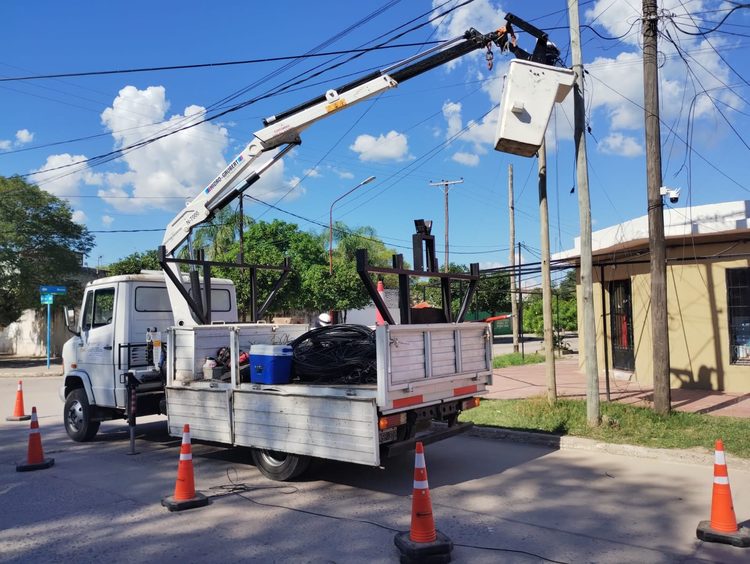 Tendido de fibra óptica aérea y subterránea